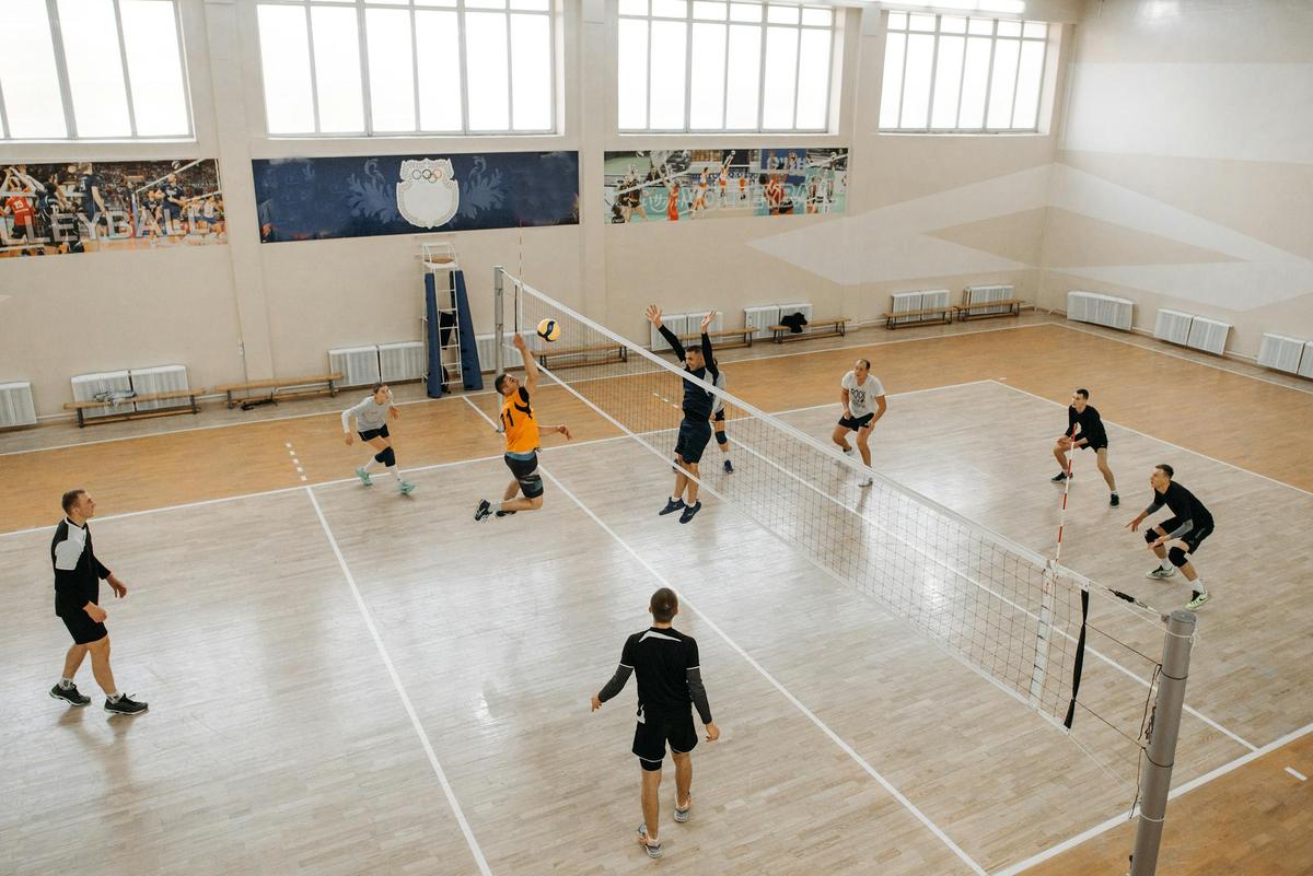 Équipe de volley faisant un high-five